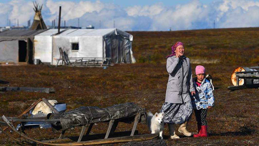 Женщина с ребенком в одном из поселков Ямало-Ненецкого автономного округа