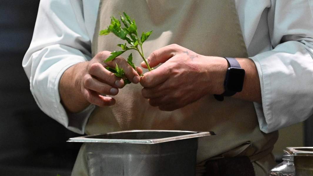 Повар работает на кухне