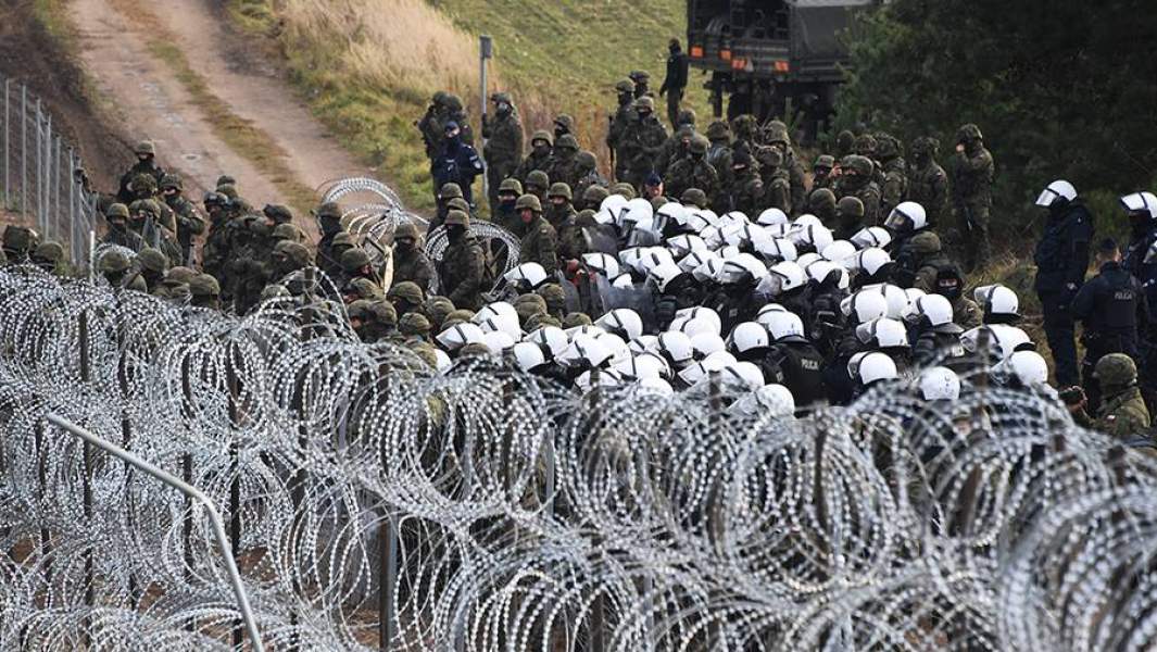 Сотрудники польской полиции и военные у лагеря нелегальных мигрантов на белорусско-польской границе