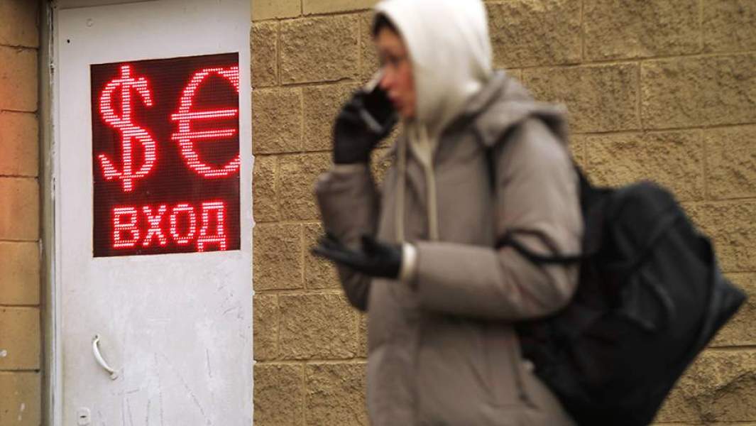 Девушка у входа в обменный пункт валют