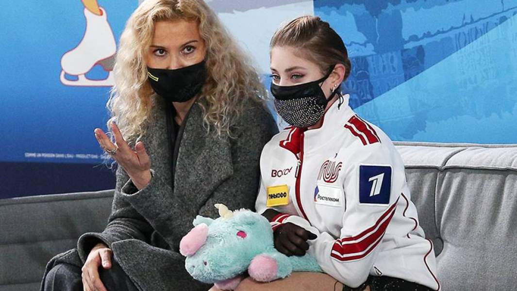 Тренер Этери Тутберидзе и фигуристка Алена Косторная после выступления в короткой программе женского одиночного катания на V этапе Кубка мира по фигурному катанию в Гренобле