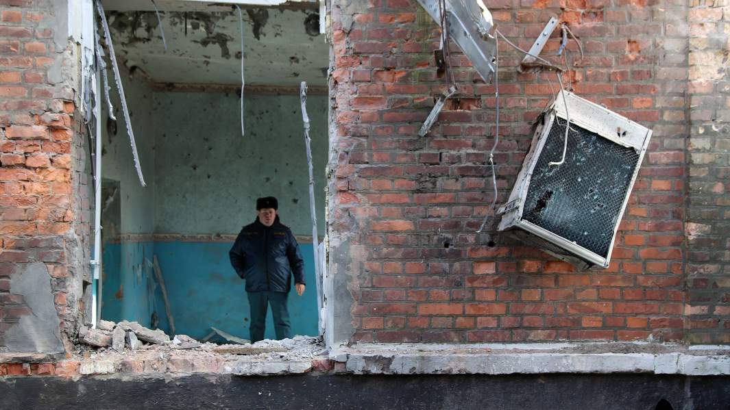 Здание Государственного пожарно-спасательного отряда города Ясиноватая, поврежденное в результате артобстрела, Донецкая облатсь