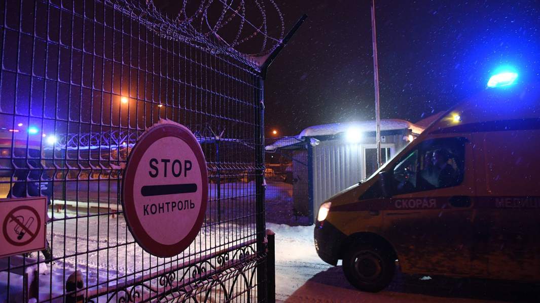 Машина скорой помощи проезжает через КПП № 1 на территорию шахты «Листвяжная»