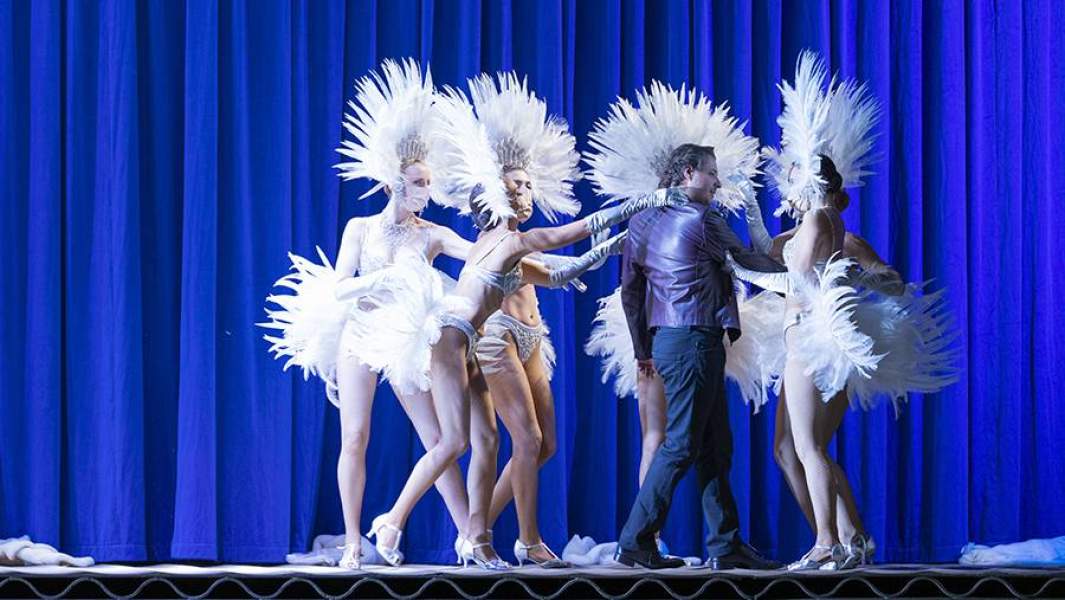 На сцене парижской Оперы Бастилия он сейчас поет в опере Джузеппе Верди «Риголетто» 