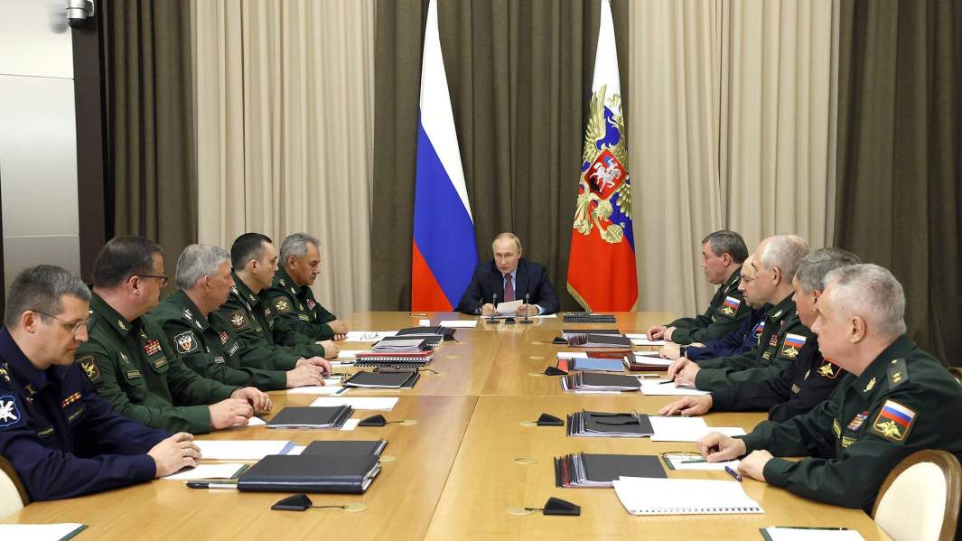 Владимир Путин во время совещания с руководящим составом министерства обороны РФ и предприятий оборонно-промышленного комплекса