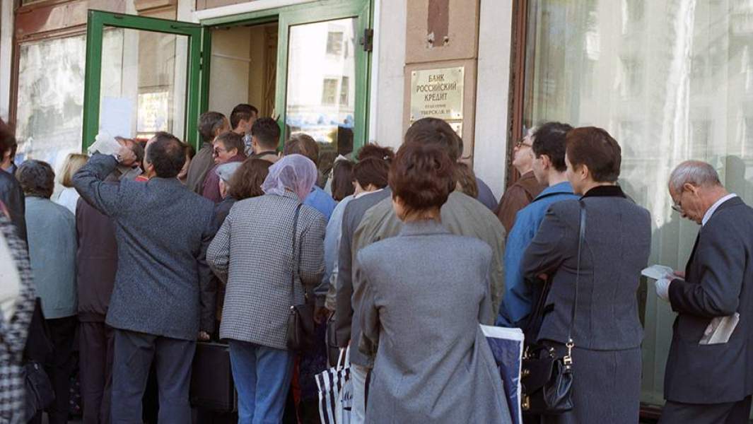 Вкладчики стоят в очереди, надеясь вернуть свои банковские сбережения. Москва, 1998 год