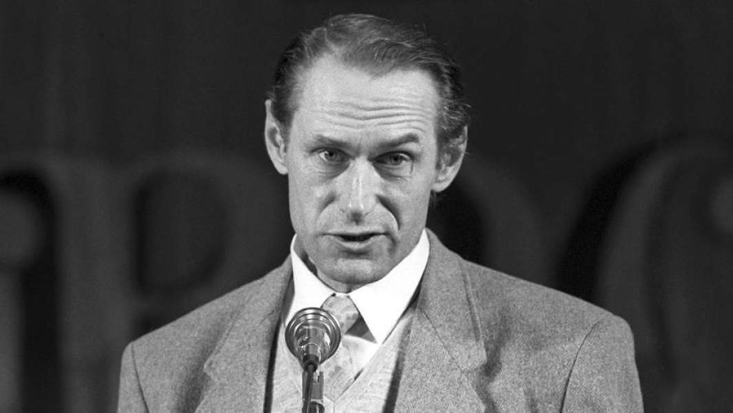 Писатель-сатирик Виктор Коклюшкин на сцене Московского государственного театра эстрады. 1992 год