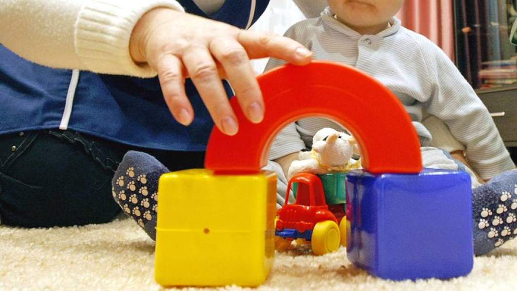 Няня играет с ребенком