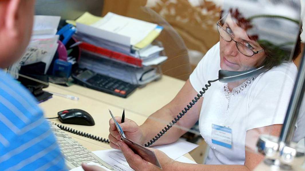 Сотрудник пенсионного фонда говорит по телефону