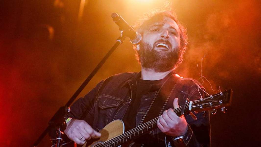 Вокалист грузинской группы Mgzavrebi Гиги Дедаламазишвили во время выступления