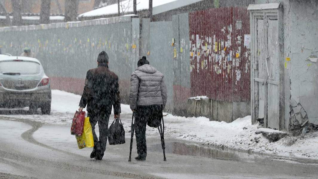 Бездомные граждане у центра социальной адаптации для лиц без определенного места жительства и занятий имени Е.П. Глинки, Москва