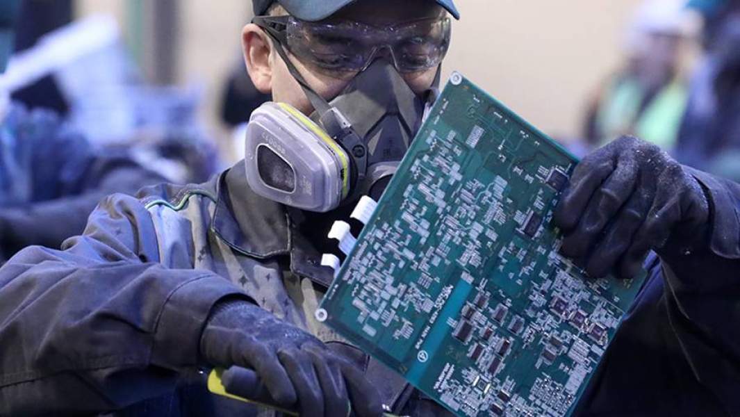 Сотрудник на заводе по переработке электронного и электрического оборудования