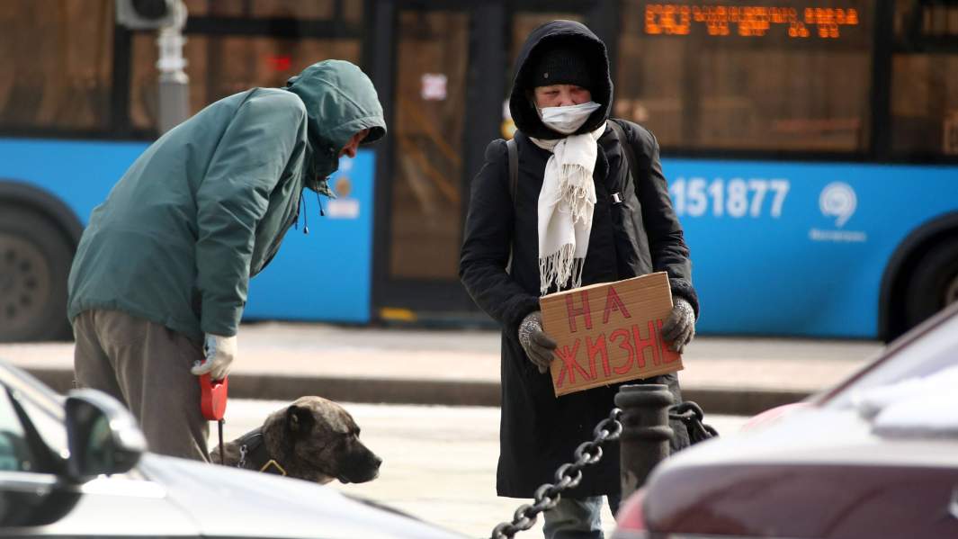 Бездомная женщина в защитной маске