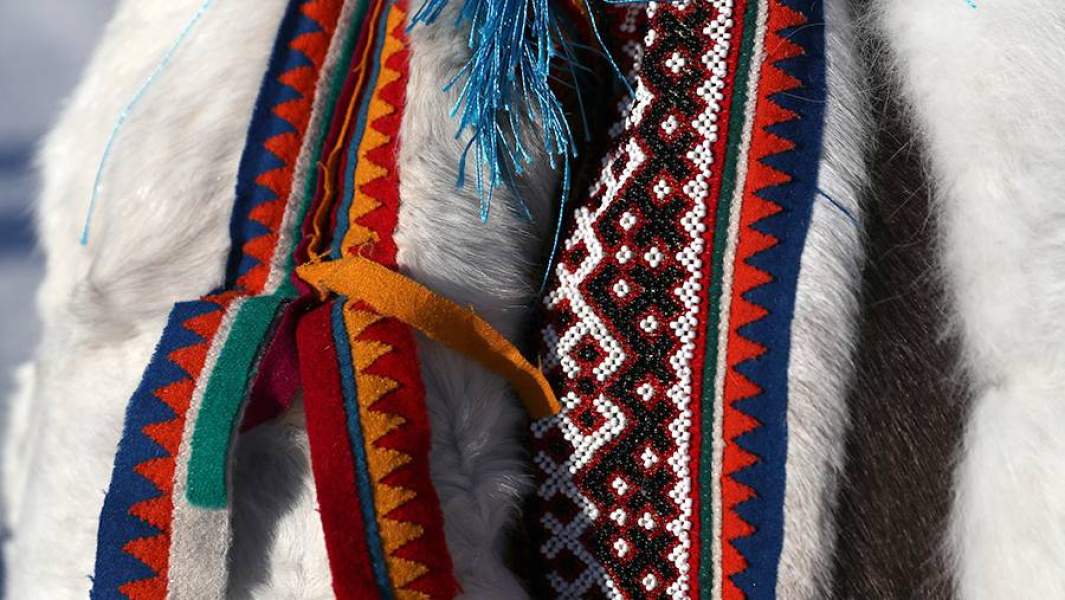 Фрагмент национального костюма на ярмарке во время празднования главного национального праздника коренных народов Крайнего Севера на берегу реки Полябта