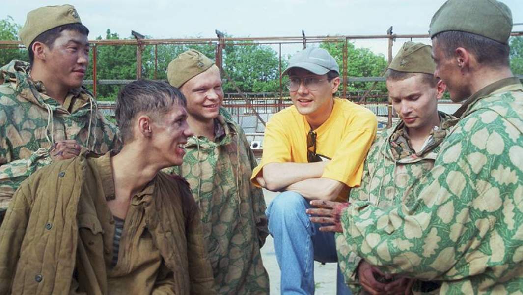 Режиссер Николай Лебедев на съемкам своего третьего по счету кинофильма «Звезда», 2001 год