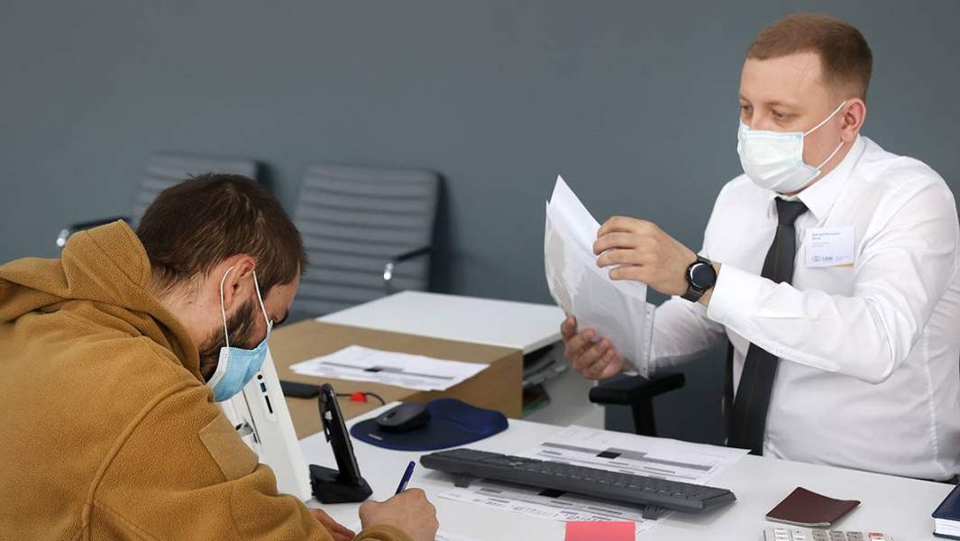 Посетитель (слева) в автосалоне