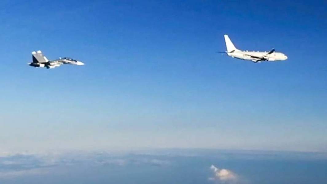 Самолет Boeing P-8 Poseidon ВМС США и истребитель Су-30 над нейтральными водами Черного моря