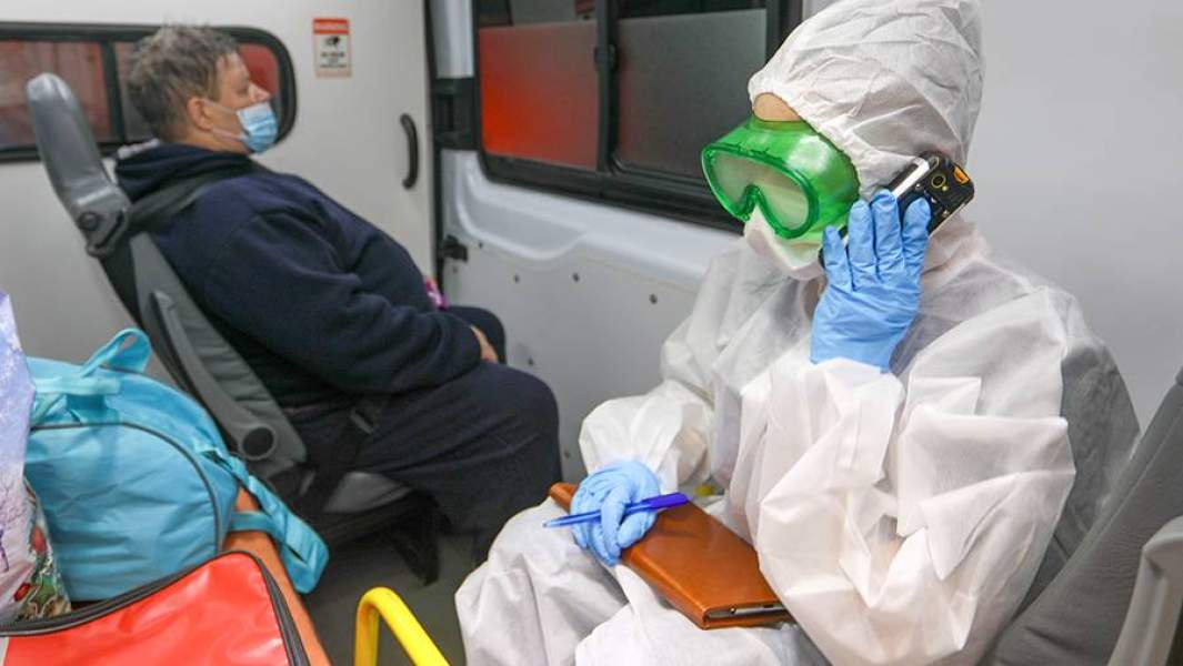 Фельдшер скорой помощи оказывает помощь пациенту во время вызова