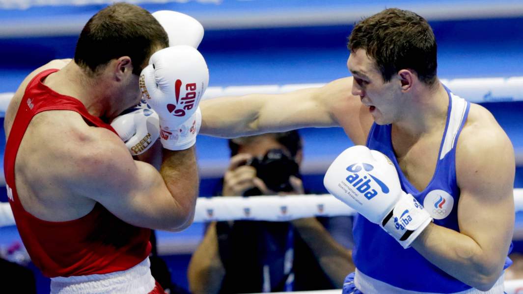 Российский боксер Марк Петровский  против  Давида Чалояна из Армении в финальном поединке на чемпионате мира по боксу среди мужчин AIBA в Белграде, Сербия