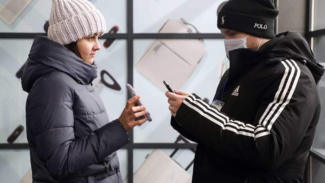 Посетитель во время проверки QR-кода на входе в ТЦ