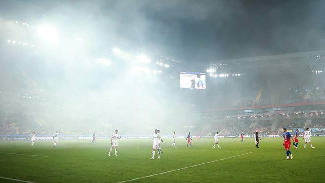 Дым от фаеров во время матча чемпионата России по футболу между командами ЦСКА и «Зенит»