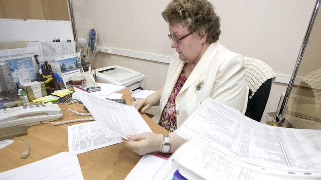 Работник пенсионного возраста в офисе