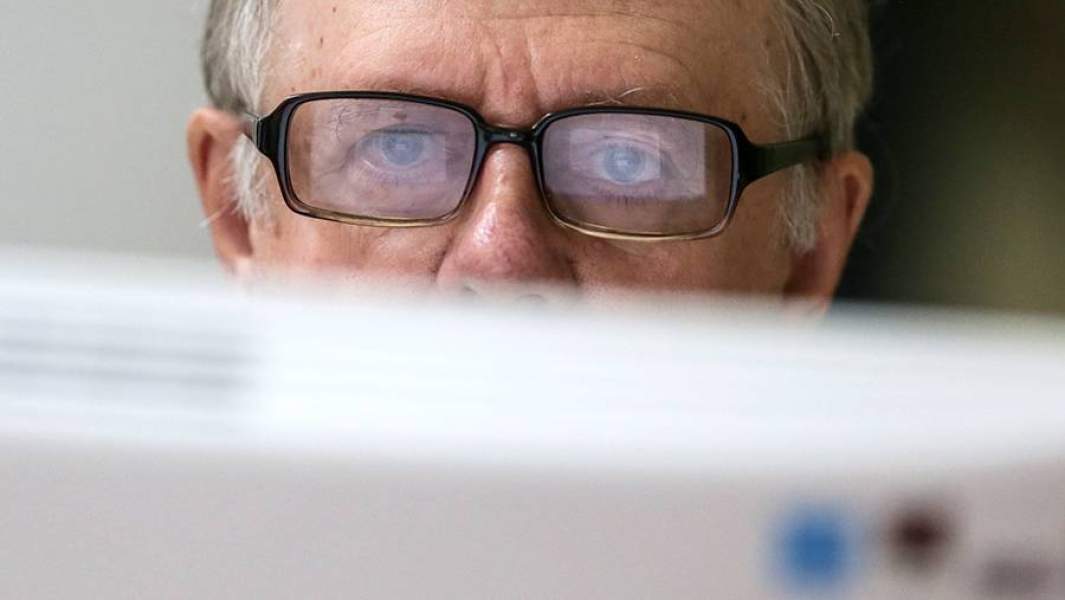 Пенсионер работает на комрьютере