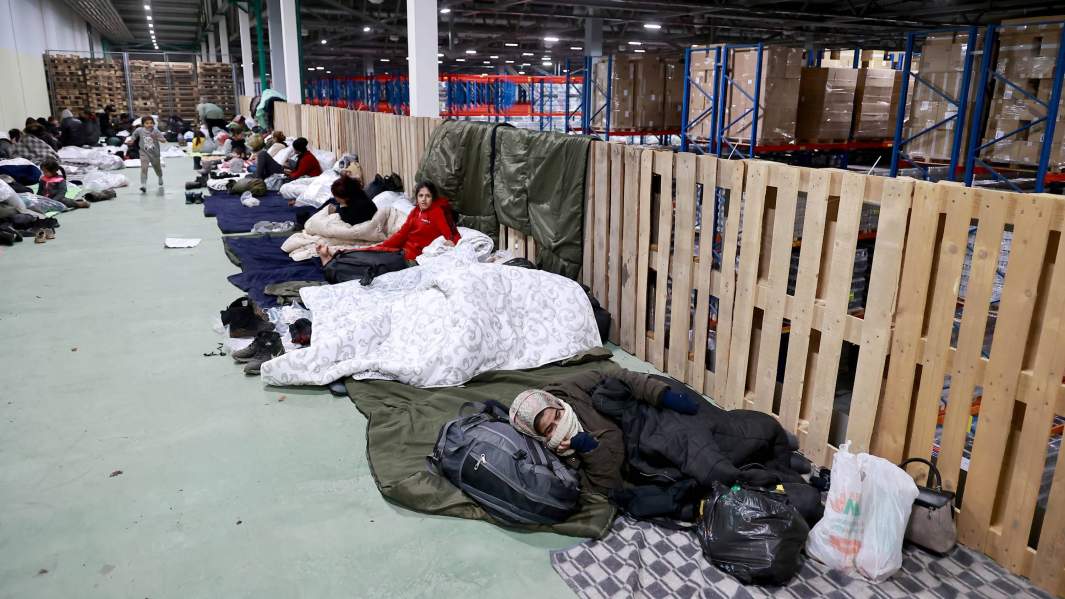 Беженцы в центре временного содержания мигрантов, оборудованном в логистическом центре в пункте пропуска «Брузги» на белорусско-польской границе