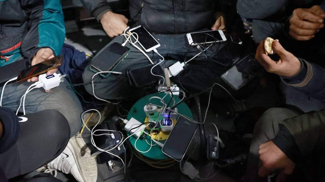 Беженцы в центре временного содержания мигрантов, оборудованном в логистическом центре в пункте пропуска «Брузги»