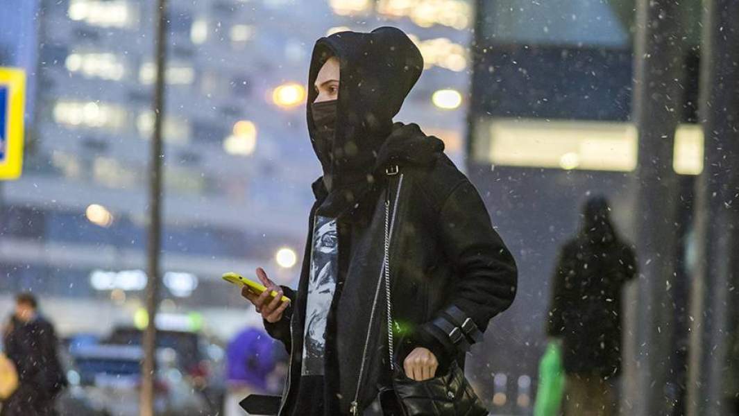 Девушка со смартфоном