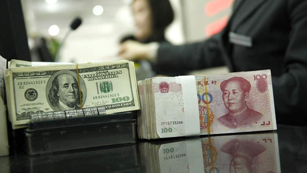 Купюры доллара и юаня