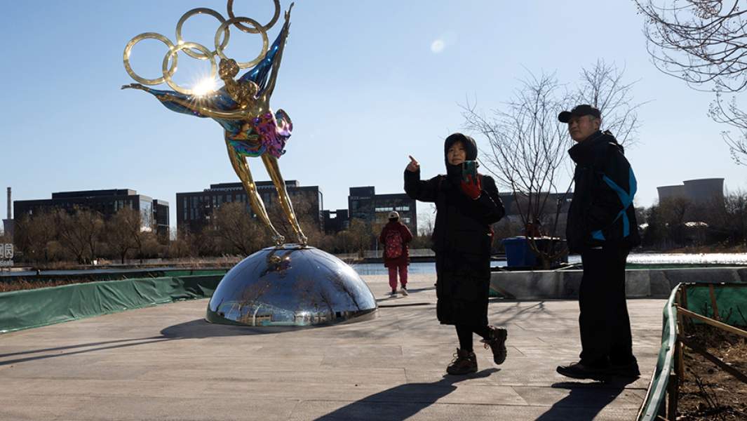 Олимпийские кольца на одном и спортивных объектов в Пекине