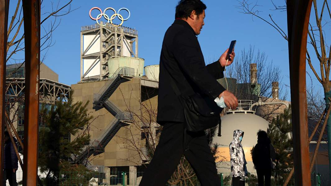 Олимпийские кольца на одном и спортивных объектов в Пекине