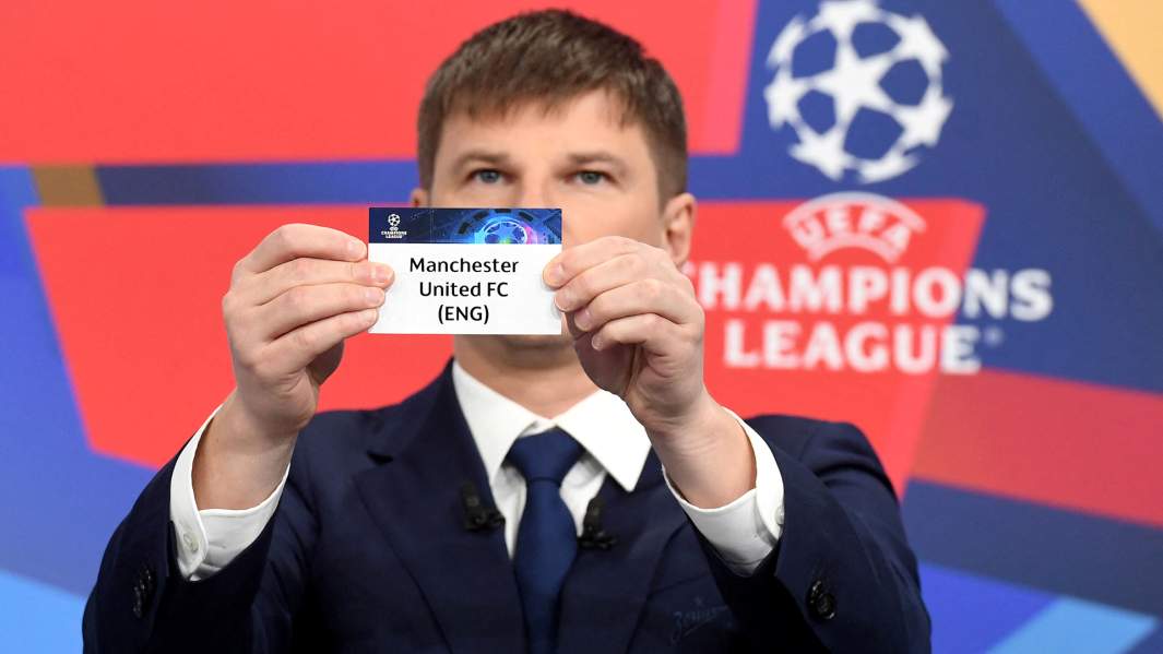 Андрей Аршавин вытаскивает карточку «Манчестер Юнайтед» во время жеребьевки 1/8 финала Лиги чемпионов УЕФА 2021/22 в штаб-квартире УЕФА