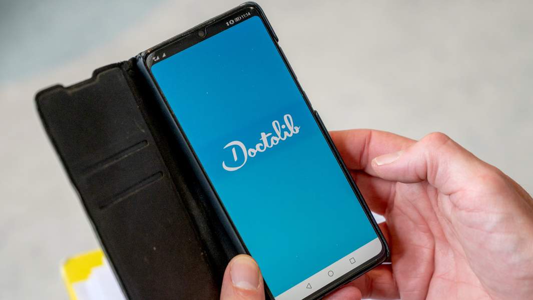 т приложение Doctolib на смартфоне