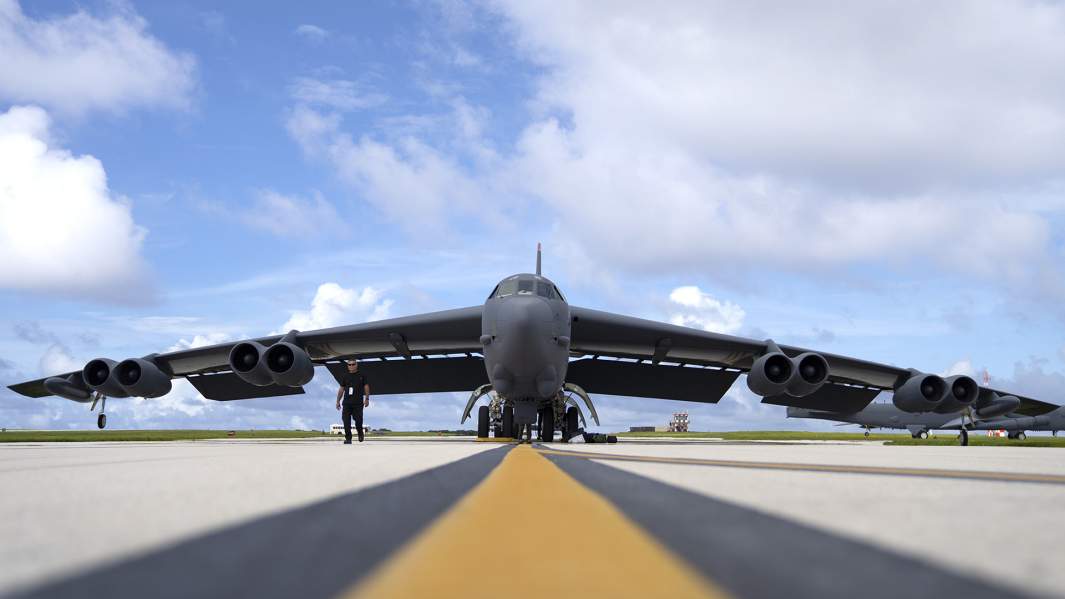 Американский стратегический бомбардировщик-ракетоносец B-52H
