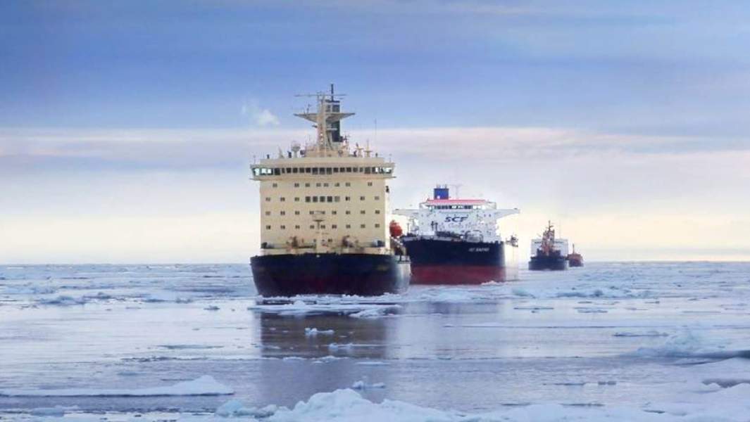 Конвой кораблей во время прохождения Северного морского пути