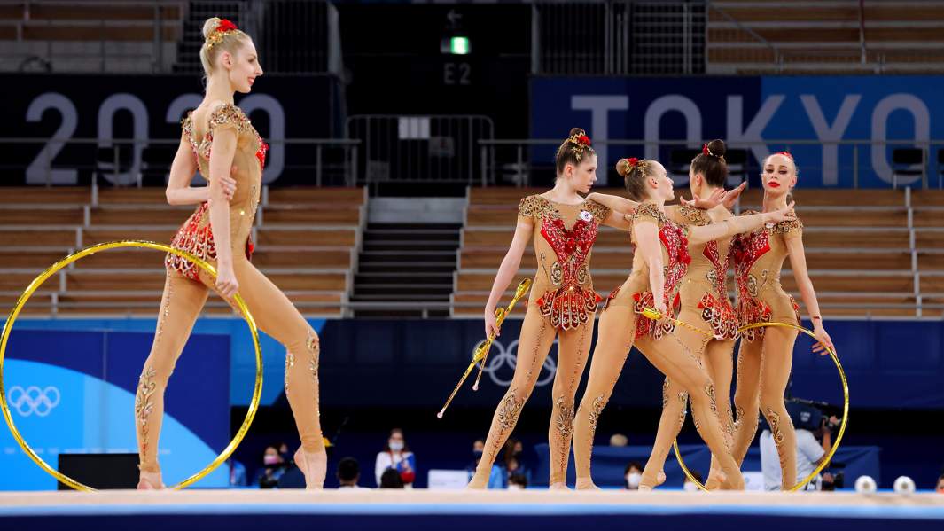 Сборная команда ОКР на групповых соревнованиях по художественной гимнастике в Токио