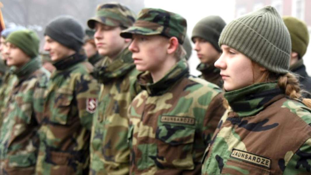 Латвийские школьники во время урока гражданской обороны 