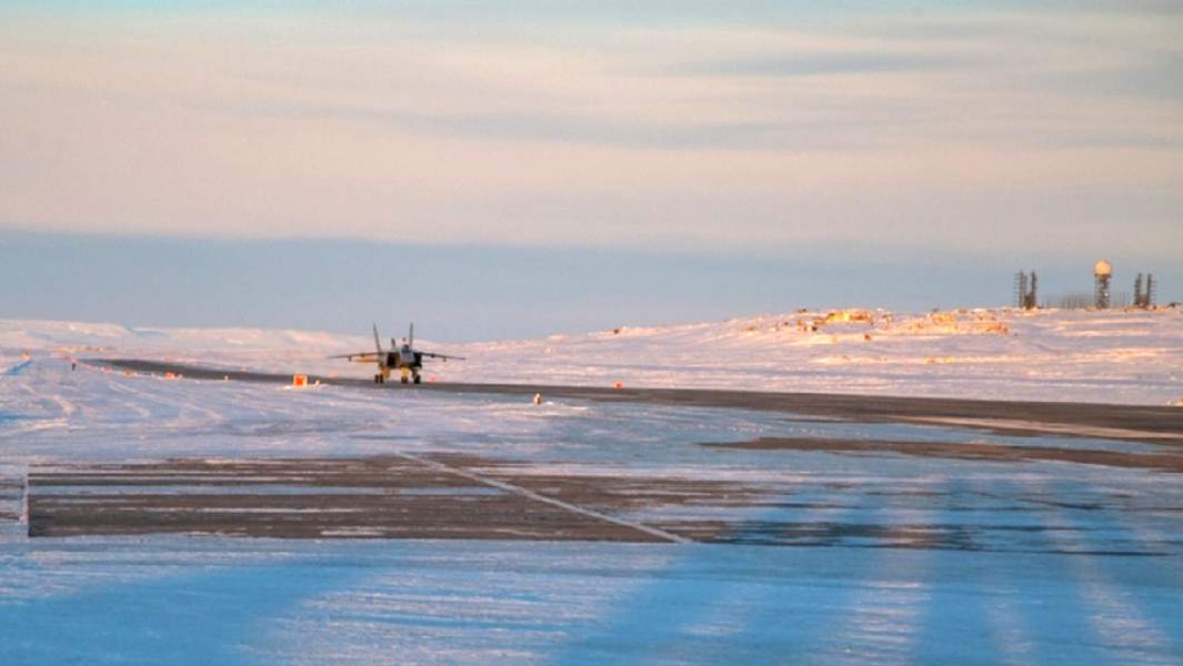 Истребитель-перехватчик МиГ-31 и РЛС «Резонанс-Н» на авиабазе в Арктике