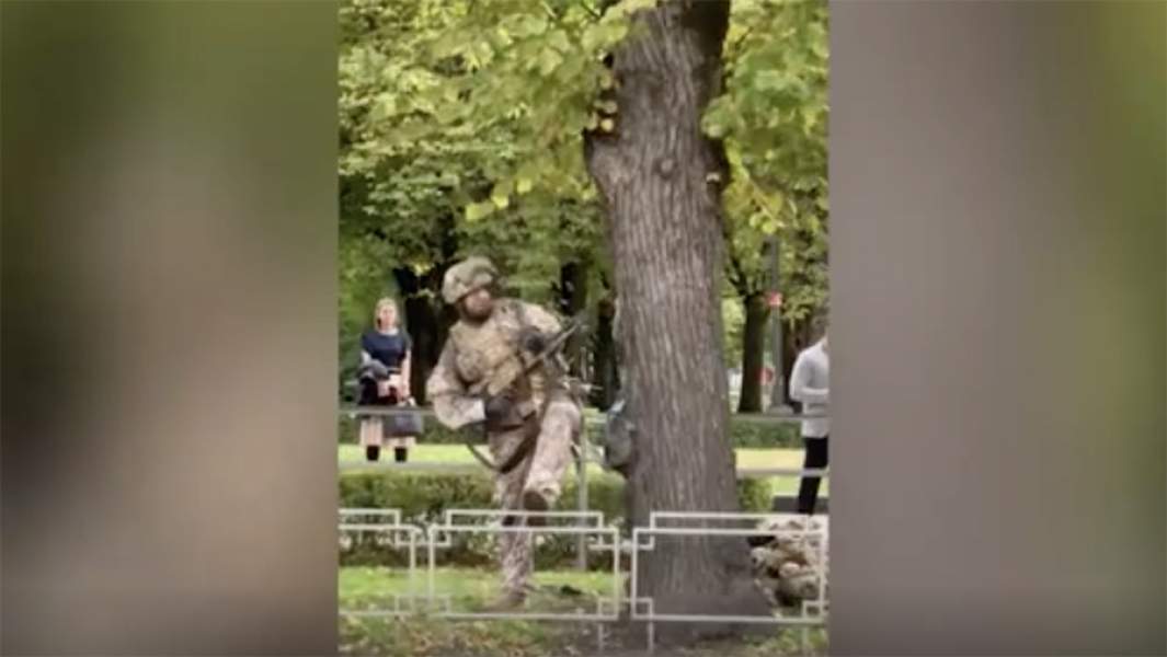 Солдат с пулеметом на улице в Риге во время учений Namejs