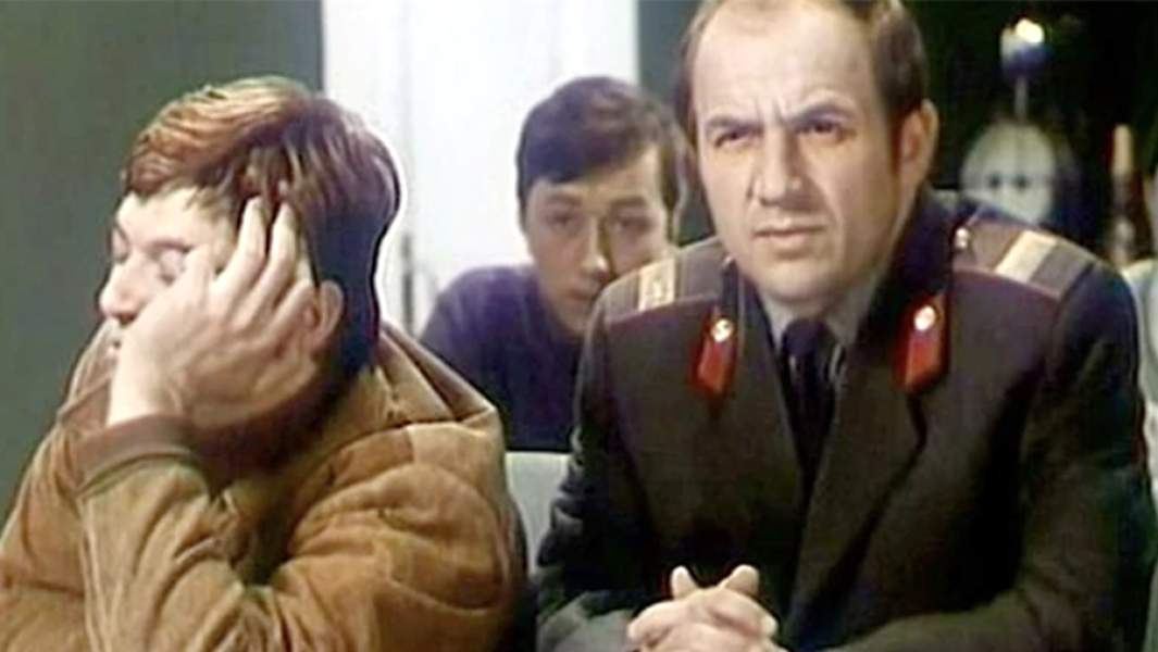 Александр Збруев в роли Ганжи и Лев Дуров в роли сержанта милиции в фильме «Большая перемена»