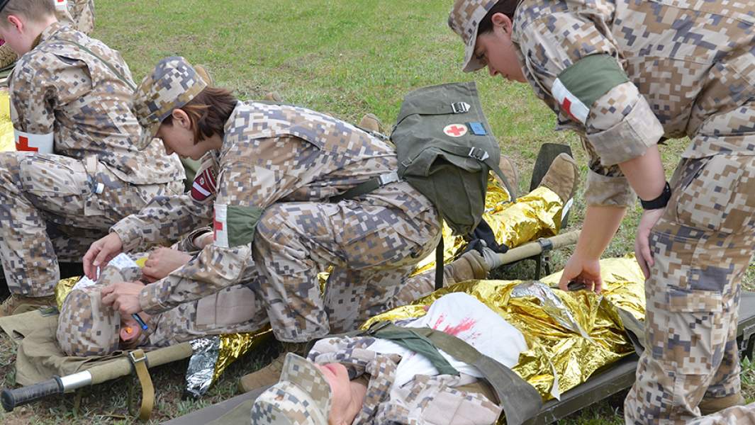 Члены военизированной организации «Земессардзе» учатся оказывать первую медицинскую помощь