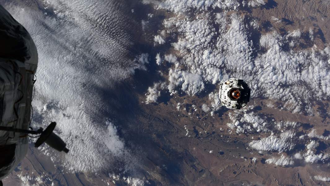 стыковка грузового корабля «Прогресс М-УМ» с модулем «Причал» к российскому сегменту Международной космической станции