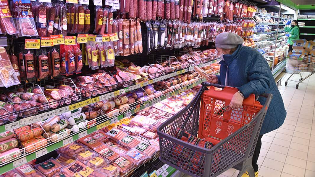 Женщина выбирает продукты в супермаркете