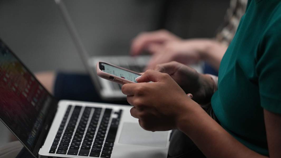 девушка с ноутбуком