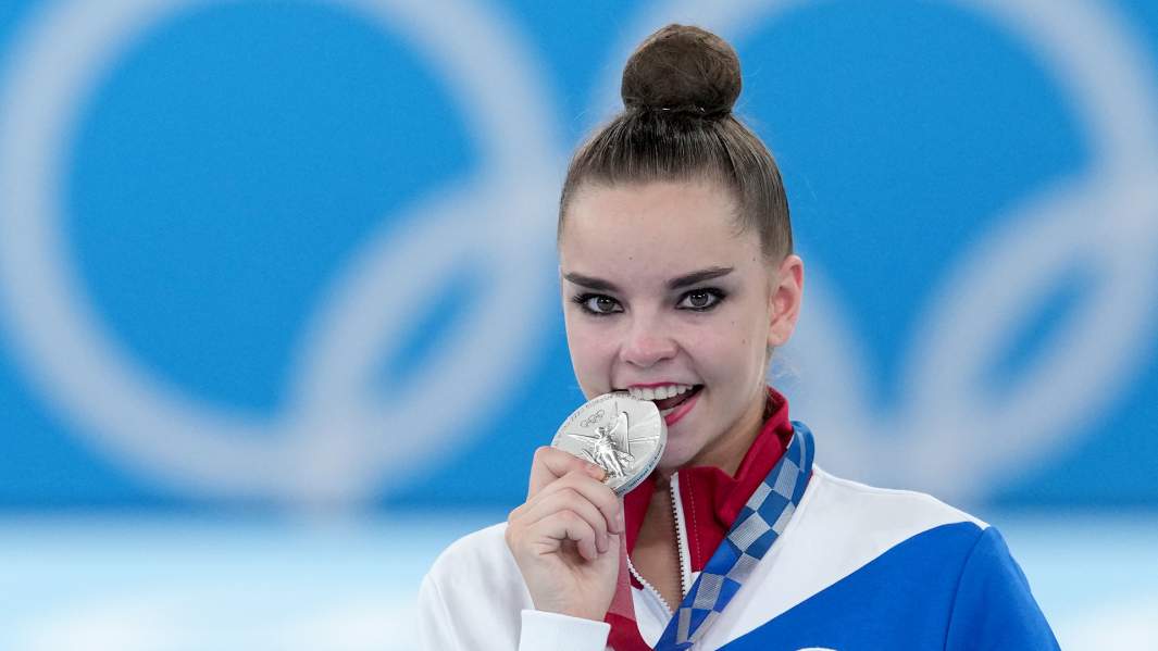 Российская спортсменка, член сборной России (команда ОКР) Дина Аверина, завоевавшая серебряную медаль в индивидуальном многоборье на соревнованиях по художественной гимнастике на XXXII летних Олимпийских играх
