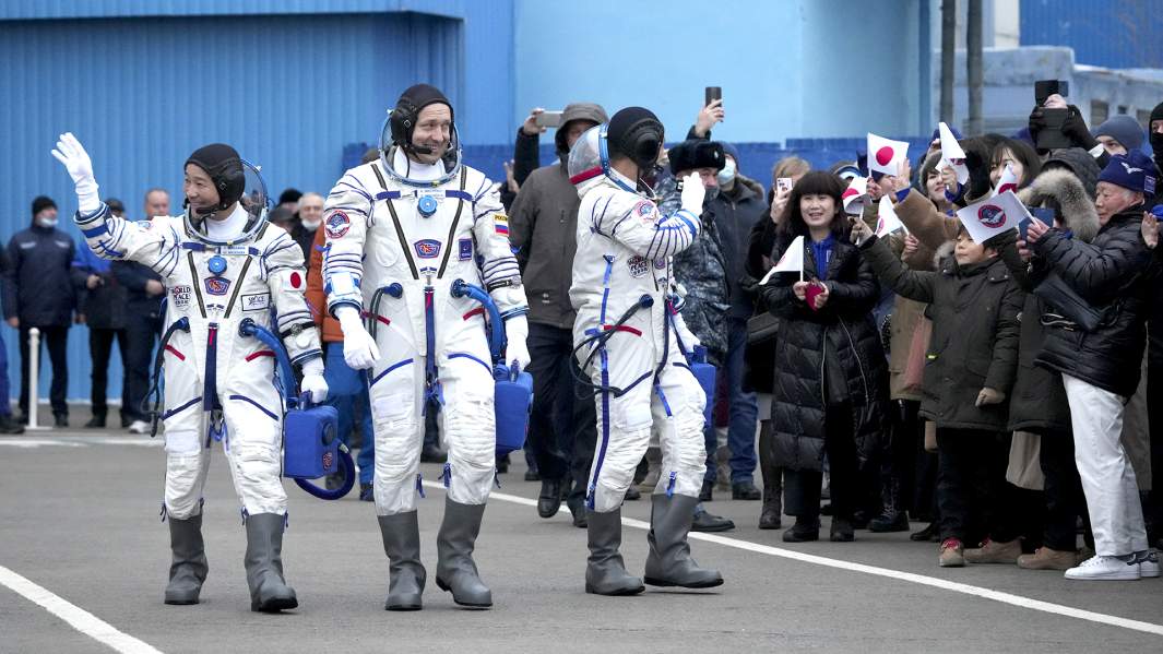 Член основного экипажа 20-й экспедиции на Международную космическую станцию космонавт Роскосмоса Александр Мисуркин (в центре), японские космические туристы Юсаку Маэзава (слева) и Йозо Хирано (справа) перед запуском ракеты-носителя «Союз-2.1а» с транспортным пилотируемым кораблем «Союз МС-20» на Байконуре