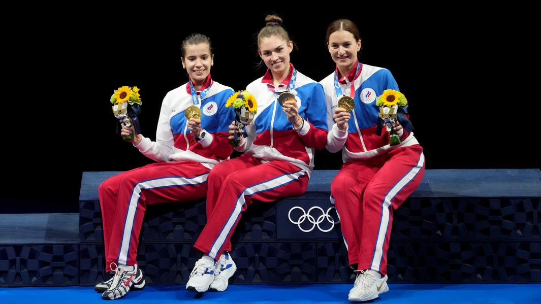Российские спортсменки, члены сборной России (команда ОКР) Ольга Никитина, Софья Позднякова и Софья Великая (слева направо), завоевавшие золотые медали в командном первенстве по фехтованию на саблях среди женщин на XXXII летних Олимпийских играх