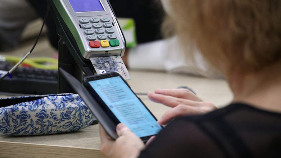 Женщина в отделении банка